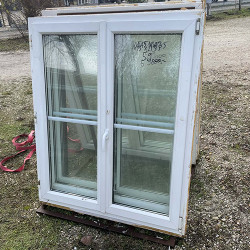 Bontott kétszárnyas műanyag ablak