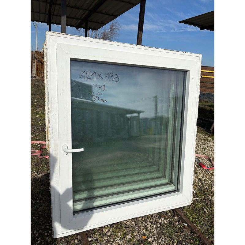 121x133 bontott műanyag ablak